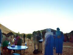 昨夜は深夜まで星を眺めていました。
日本にいる時は夜行性生活をしている身、目覚まし時計を忘れてしまった私は当初絶対ツアーの方に叩き起こされるまで起きれないと思っていました。
しかしちゃんと起床できました。