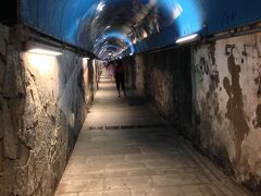 最後に来たのは「Riomaggiore」
駅を降りてからトンネルをずっと進んでいくと街があります。
