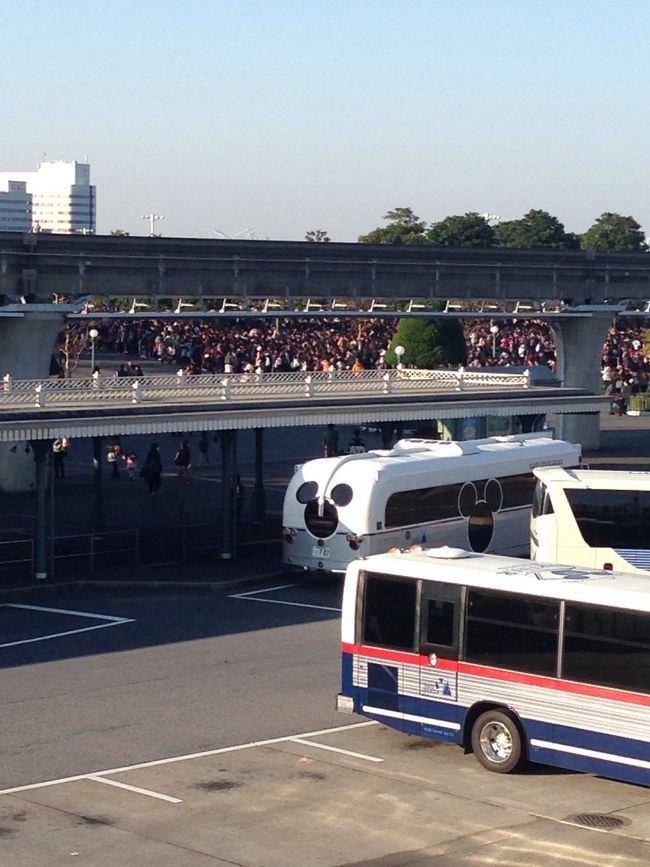 開園時間８時にランドに到着。<br />混んでる 混んでる<br /><br />とりあえず、ランドに入場して ワンス&amp;ワンマンズの抽選<br />外れたらシーの移動の予定で列に並びます。