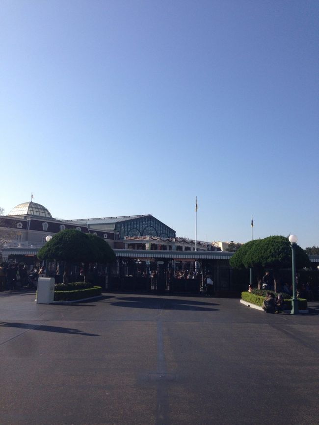 抽選は予定通り あたらず(T . T)<br /><br />すぐにシーに向かう。<br />携帯でチェックすると9時４０分にはシーも入場制限かかる様子。<br />入場してくるゲスト向かって逆流〜<br />家族３人で早歩き<br /><br />ランドを出たところで娘にランドの滞在時間１５分だよ〜との声を聞きながらゲートをでると だいぶ落ち着いてました。