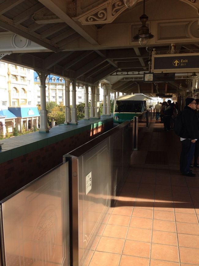 ランド駅からシーまでリゾートライナーで移動。<br />普段 シーに行くときは舞浜からシーまでタクシーで行きます。<br />贅沢と思われるかと思いますが、リゾートライナー大人250円×3名＝750円<br />タクシー使うと空いてればワンメーターの710円 実はタクシーのほうが安い。<br />渋滞時はわかりませんのでご注意を。<br />