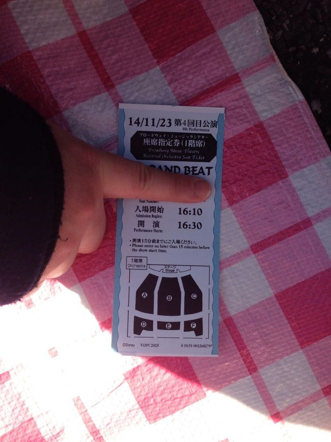 まずはニューヨークデリで朝食。<br />いつも朝は空いてるのに、買うのに１５分くらい待ちました〜<br />まったり食事をして、写真は撮り忘れました。<br />いざ、ビックバンドビートの抽選に<br />なんと当たりました^_^<br />制限かかってるから当たらないかな〜と。<br />昨日はランドであたらず、朝一のランドでも当たらず 一つでも当たってよかった^_^<br />娘もご機嫌が戻ったようで親としても一安心^_^<br />あのドキドキ感 嫌いじゃないです（笑）<br /><br />