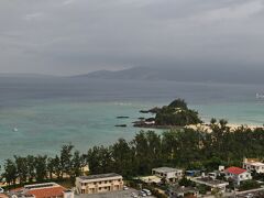 宿泊したホテル、かりゆしビーチリゾートの1室から。
今回宿泊した部屋は、海側の崖に飛び出したANNEXの中央、最も海側で180度全部海が見えるお部屋で、しかも最上階。
写真右側に見えるのは、ブセナの海中展望塔。振り返れば真栄田岬まで見渡すことができる眺望です。写真を撮影した2日目の朝は、少しくもがかかっていて、快晴という感じではありませんでしたが、昼には少しずつ日も出てきました。