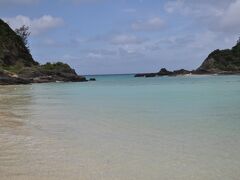 プライベートビーチまでは、バスで2分。
少し日が照ってくると、海の向こうの方まで底が見えて、水が透き通っていることがよくわかります。
お約束なので、寒いのはわかっていますがとりあえず水に入ってみました。
私達以外に、水に入っている人はいませんでしたが、一足早い海水浴となりました。
そして、ビビリの2歳は、広大な砂場で遊んでいました。


そろそろお昼の時間が近づいたころ、南の空に怪しい黒雲がっ!!
しばらくすると、生ぬるい風も吹いてきました。

子供達もおなかが空いてきたようだったので、撤収を始めたその時、スコールのような土砂降りの大雨が襲ってきました。荷物は危機一髪で軒下に難を逃れましたが、足を洗っている最中のコウくんとじぃじが取り残され、ダッシュで戻ってきました。

晴れ間を狙って海をバックに撮影しようと待ち構えていた新郎新婦の姿がありましたが、突然のスコールにちょっと困り顔。

何はともあれ、撤収ということで、ホテルからのお迎えを待つわずか15分ほどの間に、雨はすっかりあがりました。・・・あれは、いったい？
沖縄って、やっぱり南国なんですね。