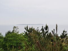 今日のお宿は、瀬底島の「ペンション美ら島」さんです。
水族館からはものの１５分で到着。さとうきび畑のどまんなかに建っています。
荷物を部屋に入れても、まだ日暮れまで少し時間があるようでしたので、本島で一番きれいといわれる瀬底ビーチに早速出かけることにしました。
ここのペンションを選んだのは、リゾート３連泊だと予算をオーバーしてしまうという理由だけでなく、よりきれいな瀬底のビーチのすぐそば、という点が重要だったわけですから、海を見ないことには始まりません。雨は、ラッキーなことに、いつのまにかあがっていました。

夕暮れで、空にも雲がかかるというのに、海は信じられないほど澄んでいます。恩納村のビーチよりも間違いなくきれいです。これで日が降り注ぐと、エメラルドグリーンに輝くさんご礁が眼前に広がることが容易に想像できます。
日暮れまでの少しの時間を、みんなでさんごのかけらと貝殻を拾って過ごしました。
お部屋は、私達が２間続きの２階の和室。両親が３階の和室。２人部屋にはシャワーのみですが、私達の泊まった家族部屋には湯船がありました。沖縄の方は、シャワーのみで過ごす方も多いとか。冬でもあまり寒くならないので、冬に湯船に浸かって温まりたいというような要望が少ないんでしょうね。
ベランダは、全室海向きで、最近塗り替えられたっポイすのこが敷いてあり、きれいに掃除されています。テーブルと椅子もセットされており、夕日を見ながら一杯やったり、お天気がよければ楽しそうです。

夕食は沖縄食材を使った和食で、すごくたくさんのお刺身がついてきました。うちの両親も子供達も、この日の夕食が３日間の中で最もおいしかった様で、このペンションを選んだのは、ひとまず成功だったようです。ペンションの食事は、どこに行っても値段の割りにとてもおいしいことが多いのですが、ここもその例に漏れずとても満足できるものでした。

ご主人は、サラリーマンを退職されてからここを経営されているそうですが、うちの父とは気が合ったようで、随分と話し込んでいました。両親はペンションに対して、いいイメージがないと言っていましたので、これを期に、ペンションの良さにも気づいてくれるといいなと思います。

翌朝、曇り空の下、一路帰宅すべく那覇空港へ向かいます。飛行機は午後の便でしたが、移動や昼食を考えるとほとんど時間の余裕もなく、移動移動移動の最終日でした。
子供たちはじぃじ、ばぁばとのお別れがつらそうでした。
この旅行、覚えててくれるかなぁ・・・。
