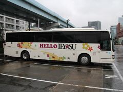 日の出桟橋、隣の観光バスは家康観光さんのバスでした。流石花のお江戸です。