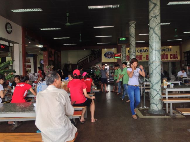 途中で飯休憩が入り４時間程でハノイ入り。