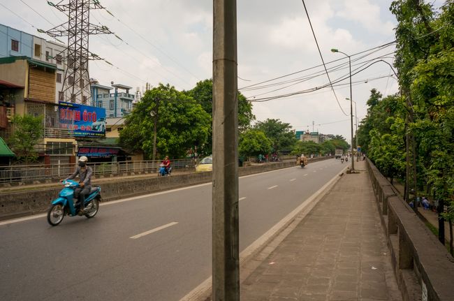 そして到着したバスターミナルは......どこや此処は〜〜〜。ｳﾜｧｧｧｧｧｧヽ(`Д´)ﾉｧｧｧｧｧｧﾝ!<br /><br />あれだけザーラム・バスターミナルへと念を押したにもかかわらず、全然違うチャンカイズー・バスターミナルと言う場所に到着....ヽ(´Д`；)ﾉｱｩｱ...<br /><br />さすがベトナムと妙に納得....出来ないが、途中スーパーに寄りながら歩いてホテルへ。