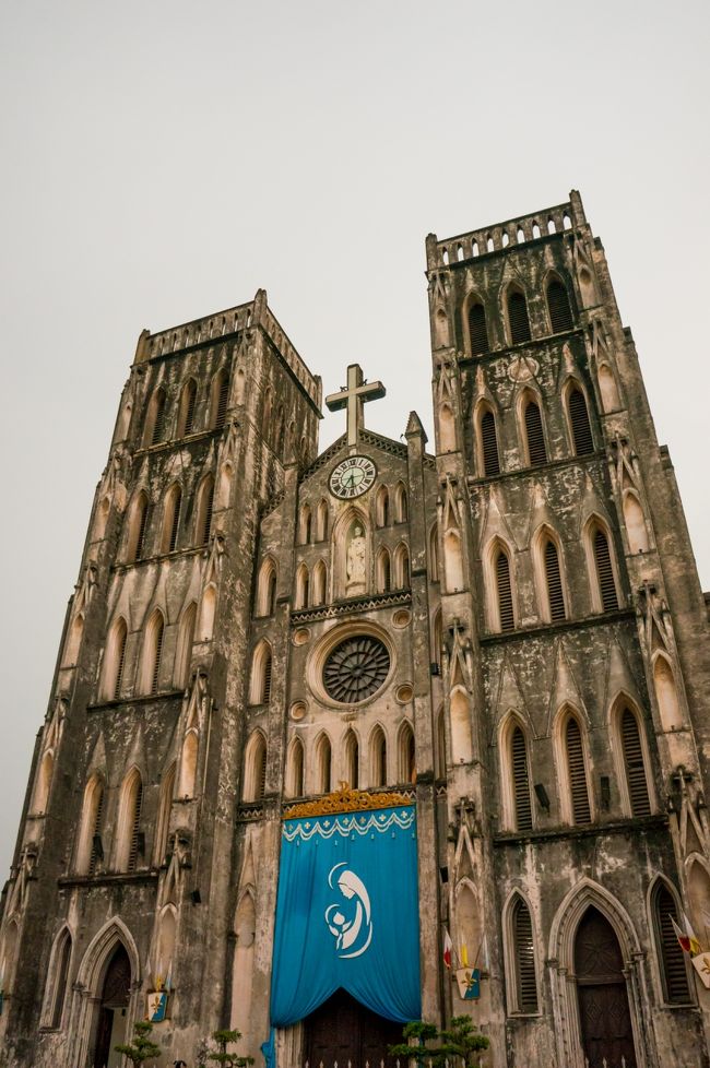 ４０分ほど雨宿りをしていたら、雨が止んできたので買い物の続き。<br /><br />ここはハノイ大教会だったかな？