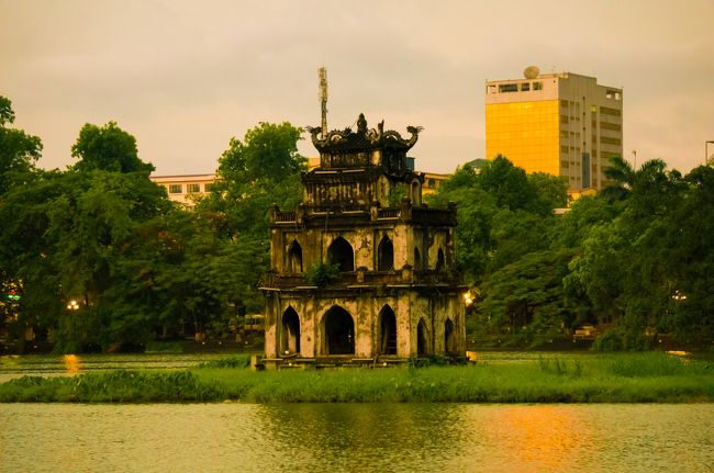 ホアンキエム湖沿いに写真を撮りながら歩いてホテルへと向かいます。<br /><br />あれは亀の島だったかな?