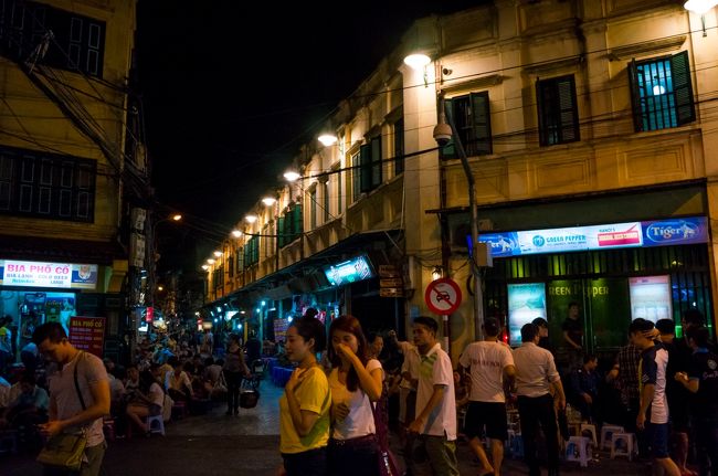 何か食べようかと探すとパブストリートにぶつかった。