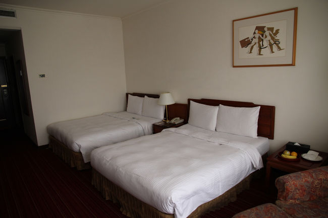 新幹線台中駅からタクシーでホテルへ。<br />一人だけどキングサイズのツインベッドルームでした。