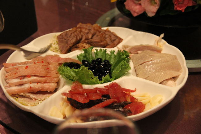 懇親会は(たぶん)台湾料理でした。これは前菜盛り合わせ。