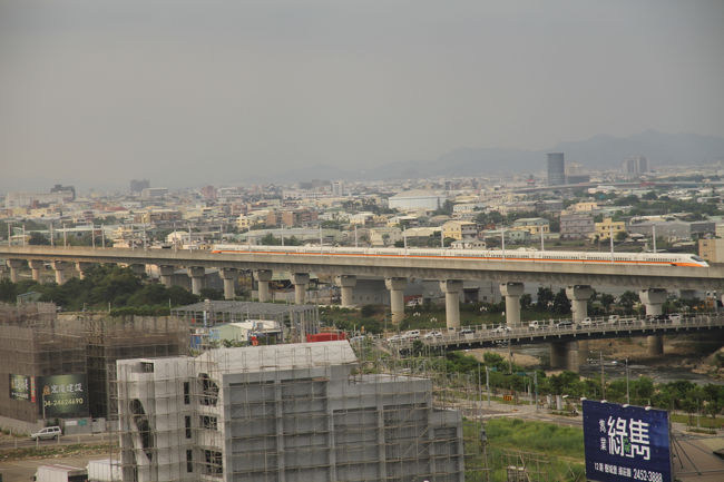 ホテルの部屋から台湾新幹線が見えました。