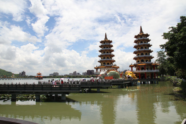 おそらく有名な龍虎塔、龍の外壁を工事中でした。