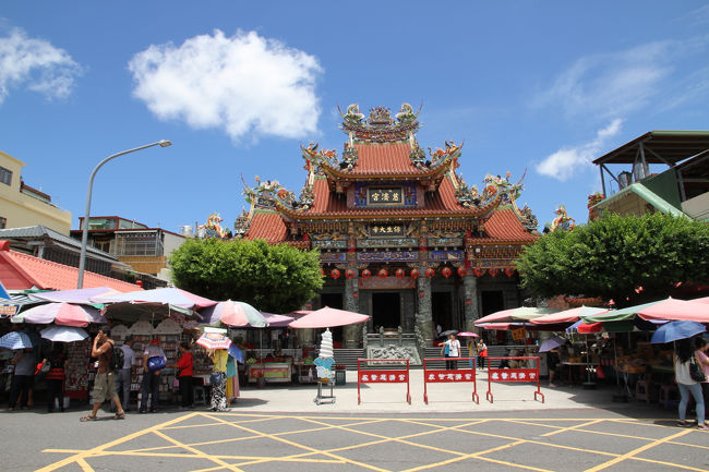 お土産屋とかフルーツ屋とか出ているあたり、観光地ですね。
