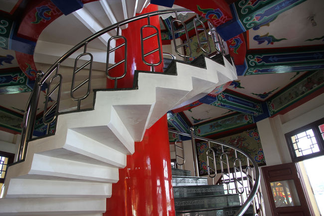 塔の中は、こんな感じでらせん階段を上ります。運動不足には辛い…