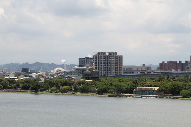 屋根の上に仏像が見えたり。