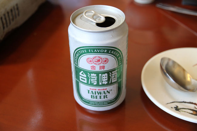 お昼は85タワー隣にあった辣匠で火鍋を頂くことに。まずはビール。<br /><br />辣匠 自強店<br />http://www.fonfood.com/store/455258