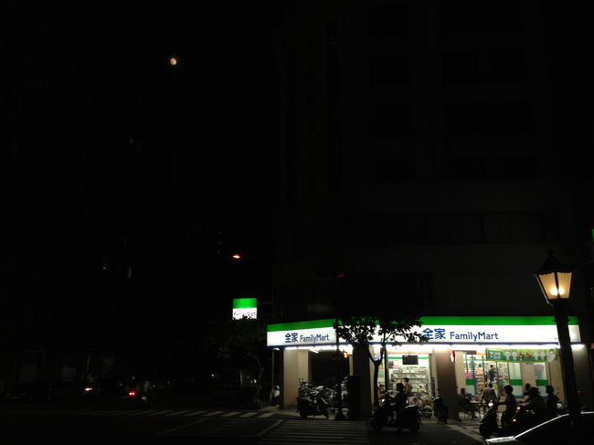 街のあちこちにコンビニがありました。ファミマが多い感じ。<br />ヨーロッパや米国はお店が少ないので心配になりますが、台湾は安心して過せそう。