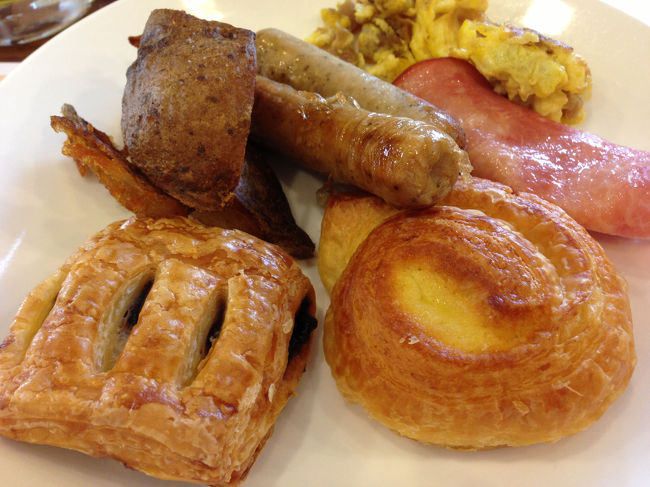 ホテルの朝食はビュッフェスタイル。<br />種類が豊富でした。