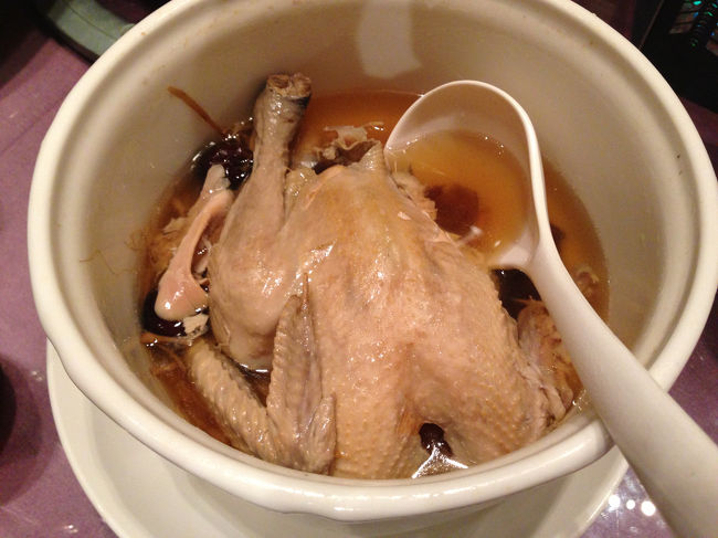 途中の写真をすっ飛ばしてしまいましたが、この鶏まるごと煮みたいなのが食事の最後の方に出てきて、かなりお腹一杯でした。