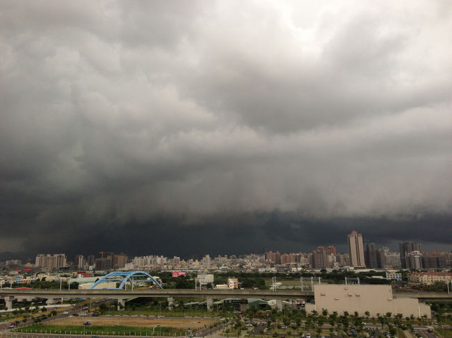 東の空模様が怪しい雰囲気。