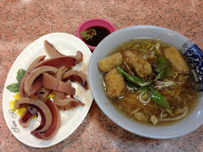 結局、全く分からないまま頼んだら、何かの麺と、イカを茹でたのが出てきた。<br />店主が話しかけてきてくれたが全く分からず、たぶんイカにはわさび醤油が良いと言ってたと思われる。<br />これで400円くらい。安いのか高いのか分からんけど、美味しかったので安いと思う。