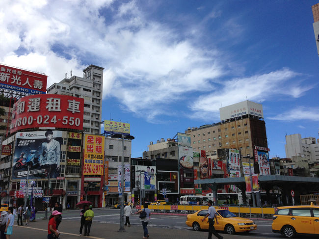 高雄駅前は、昭和の日本の駅前のようでした。