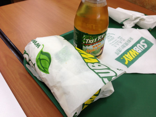 サブウェイで昼ご飯。<br />たぶん、つたない英語で店員に話していたためか、西洋風の外国人(台湾では自分も外国人だけど…)に声をかけられて、お昼をご一緒した。<br />日本の大学に通って、講師もされてたとのことで、かなり日本語がお上手でした。西洋人かと思いましたが、ハーフとのことでした。台湾在住なので、台湾人だったのかも？