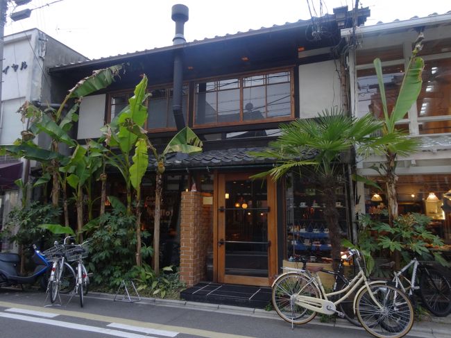 京都カフェ本で<br /><br />近くに休めるとこ探して<br /><br />Bibliotic　Helloへ。