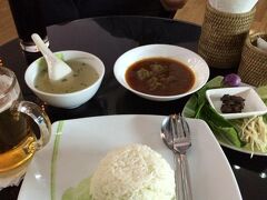 空港でミャンマーチャットを放出する為にも飯を食らう。