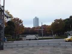 「新宿中央公園」。

新宿区立の公園としては、最大の面積を誇る都市公園。

正面の「新宿ナイアガラの滝」では、時々ドラマやＣＭのロケも。