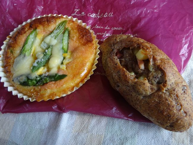 ラ・パンセ<br /><br />右側のパン美味しかったです。