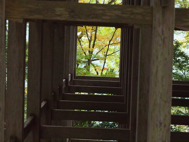 奥の院　位牌堂の基礎部分<br /><br />堂本体を支える縁の下の美しさ。