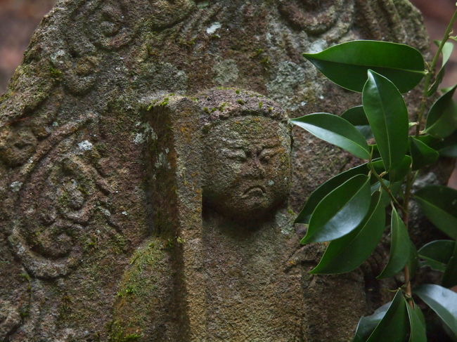 奥の院から帰る道に、これまたりりしい石仏さま。<br /><br />