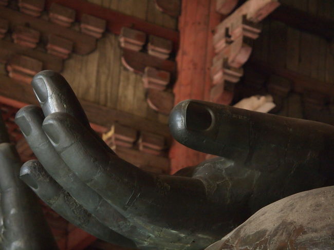 大仏さま<br />手のひらに世界中の神様・仏様を皆呼んで、地球平和会議をしてくださいな。<br /><br />旅先で見たニュース<br />「イスラム国」にご子息を斬首されたお母様が、静かな口調で<br />『いろいろな名を持つひとつの神に祈ります･･･』と凛々しくお話されていた。<br />その意に賛同し、心打たれました。