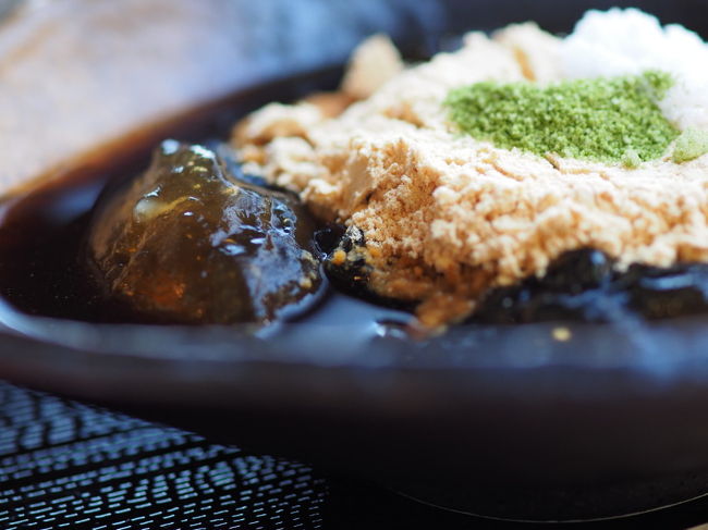 二月堂名物わらびもち　　縁台でいただきます。