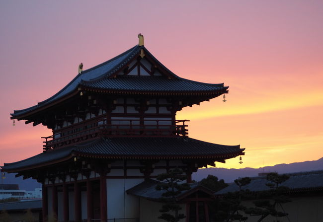 2日目、日の出<br /><br />朝焼けと再建された朱雀門