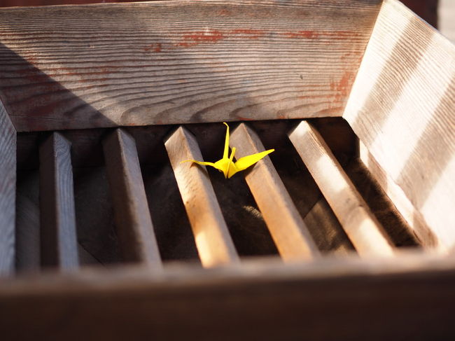 お賽銭箱に黄色い折り鶴が<br /><br />願い事はなんだったのかな？<br />