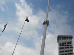 マスジッド・ジャメへ行くが、金曜日はお休みみたいなので、ムルデカ・スクエアへ。世界一の高さの国旗掲揚塔。100mあるという。見上げるといい天気。