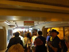 ロープウェイの改札口、人でごった返しています。