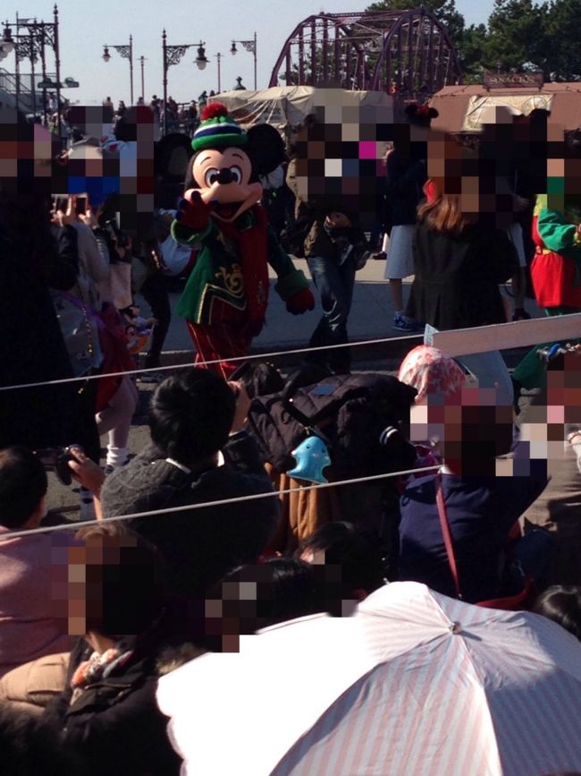 １１時から１３時４５分のクリスマスショーの順番待ち〜 <br />３時間近くは長いな〜と思いながらも今日はアトラクションは乗らずにクリスマスイベントを楽しむ予定だったから、おとなしく並びます〜<br />その合間に一つ前のショーに、出演するミッキーさんが^_^  <br /><br />