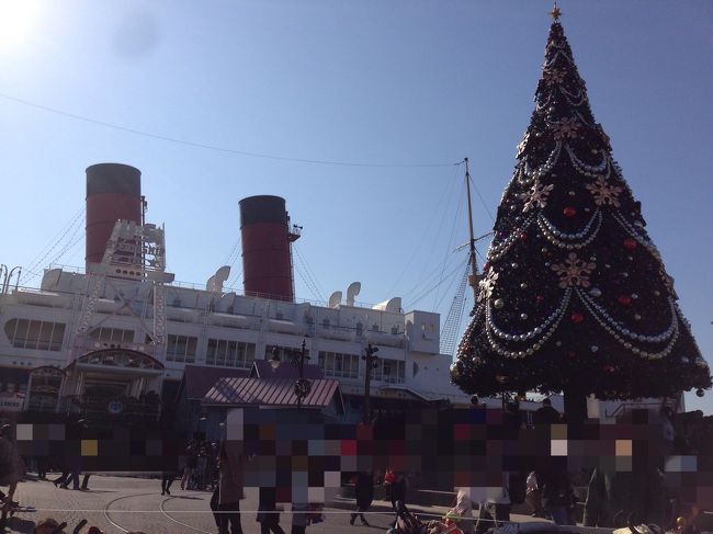 ショー待ちしながら SSコンロビア号とツリーの写真を、パシリ。<br />今日はありがたいほど、暖かくて いや<br />ショー待ちの間は暑いくらいで〜<br /><br />