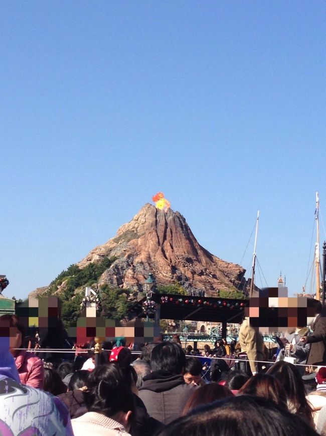 ショー待ちの合間に火山も噴火！