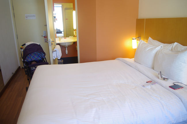 ホテルの最寄り駅ブギスに到着。<br />そこまでは順調だったのですがブギス駅からホテルまでの道で迷い、駅から5分の道のりが1時間もかかってしまいました(´д｀|||)<br />途中、現地の人に道を聞き無事ホテルに着くことが出来ました。<br />ホテルは『イビスシンガポールオンベンクーレン』すぐにチェックイン出来て助かりました！！<br />部屋もダブルベットにベビーベットもいれてもらい寝るだけなら十分なホテル。<br />無料Wi-Fiも使え、コインランドリーもあり(洗濯、乾燥それぞれ4ドル)。<br />帰りの飛行機は夜中なので宿泊は1泊でいいのですが子供もいたので2泊分ホテルをとりました。<br />一時間も迷い汗だくになったのでシャワーを浴びてさっぱりして出掛けます。<br />