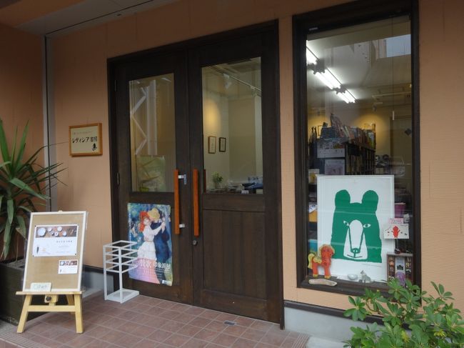 いたるとこにこういう感じの<br /><br />お店があって覗いてしまいます。