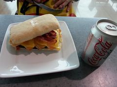 朝６時、ＪＡＬのJL079便で、ホーチミン・タンソンニャット国際空港に到着し、乗り換え。
乗り継ぎ時間が２時間あるので、ホーチミン（サイゴン）空港での朝食。出発ロビーのillyで朝ご飯。
それ以外にも、バーガーキングやフォー、お寿司などのお店が、朝早くから開いている。
