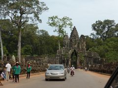 チェックポイントで、入場券$20を買って、アンコール・トムへ
５つある門のうち、南門から入る。
アンコールトムの敷地は、3km四方　すごく広い。
中にバイヨン寺院がある。
