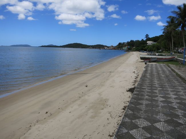 Praia da Figueira です。<br /><br />綺麗なのですが、人がいません。ビーチの横には公園が整備してあり、ちゃんとしています。周囲は閑静な住宅街です。